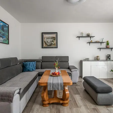 Gorgeous In Labin With Kitchen Holiday home
