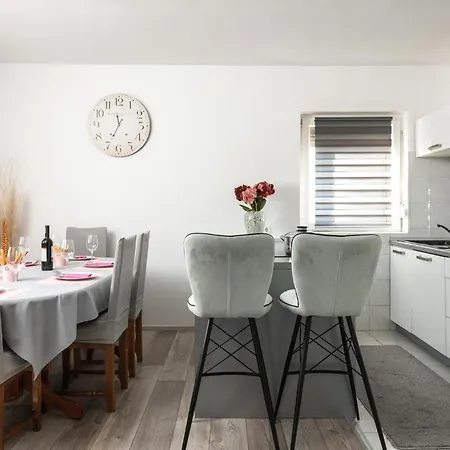 Gorgeous In Labin With Kitchen Holiday home *